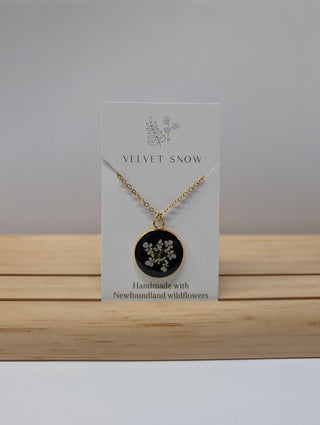 Necklace | Chervil on black | Large, Round | Gold Toned Stainless Steel