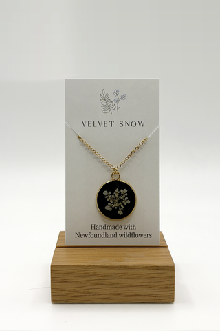 Necklace | Chervil on black | Large, Round | Gold Toned Stainless Steel